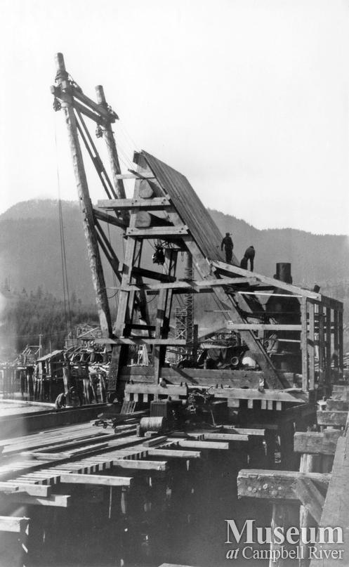 Log loading at Elk River Timber Co.