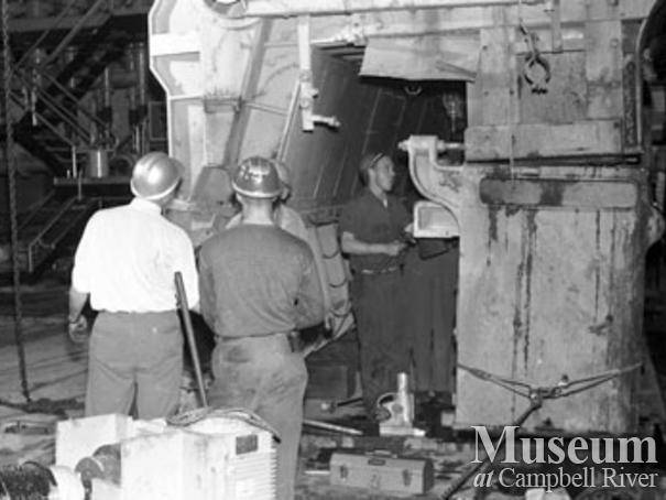 Installing the head box at No. 2 paper machine, Elk Falls Mill